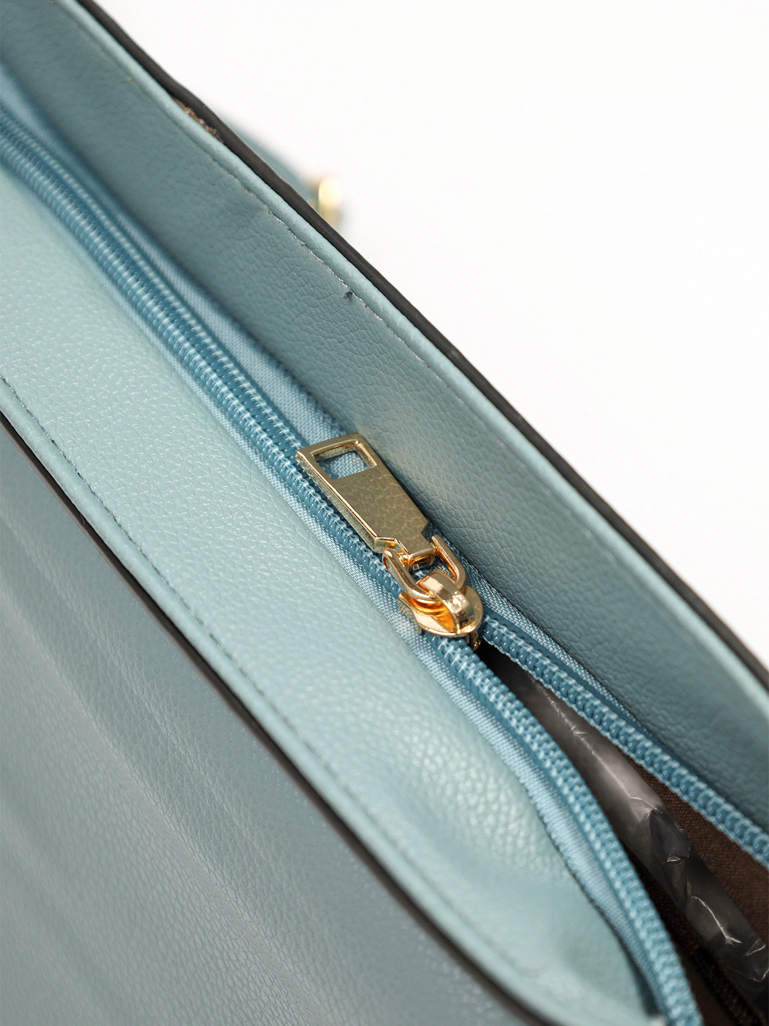 Сумка-кроссбоди с декоративной пряжкой в ассортименте